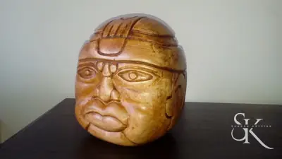 Rostro con gafas tallado en una forma redonda