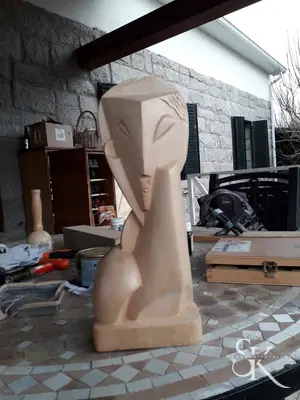 Escultura abstracta de planos y huecos