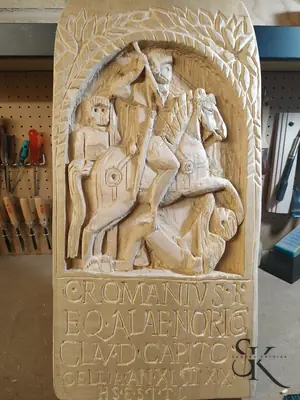 Panel con figuras en relieve y letras