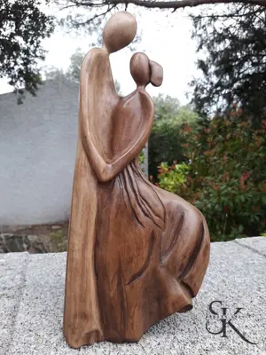 Figura adulta con otra figura pequeña