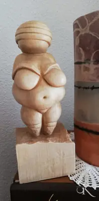 Figura de madera clara sobre un bloque