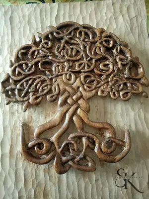 Árbol de ramas entrelazadas tallado en relieve