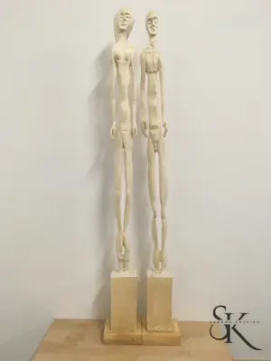 Dos figuras alargadas sobre peanas
