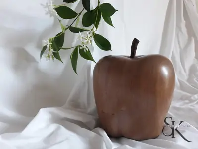 Manzana tallada en madera
