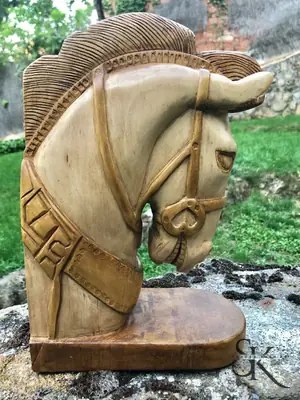 Cabeza de caballo con brida en relieve