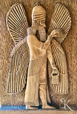 Figura alada en un relieve vertical