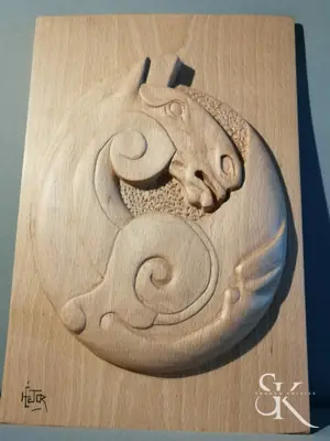 Perfil de una criatura fantástica en relieve circular