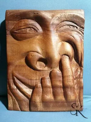 Rostro con manos sobre la boca en relieve