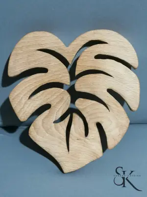 Hoja de madera de silueta recortada