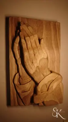Manos unidas talladas en relieve