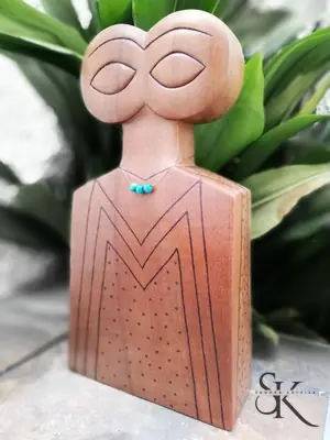 Pequeña figura con ojos cerrados y líneas geométricas