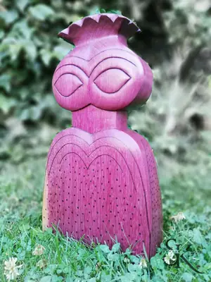 Pequeña figura rosa con ojos cerrados