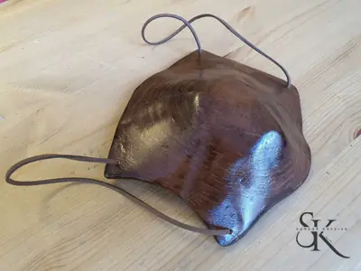 Cuenco de madera oscura con asas de metal