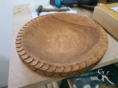 Plato hondo con borde tallado