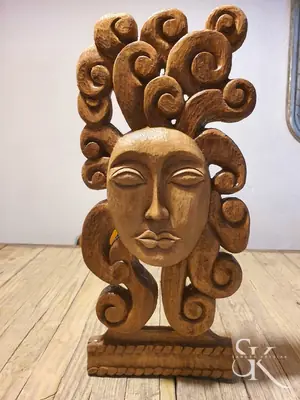 Cabeza con cabello de espirales talladas