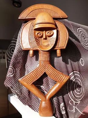 Figura geométrica tallada con brazos angulosos