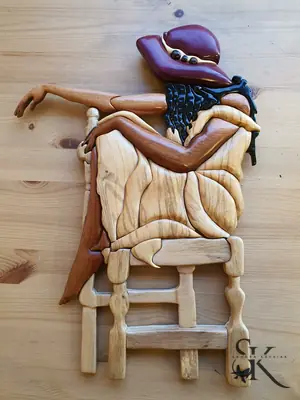 Figura policromada sentada con sombrero
