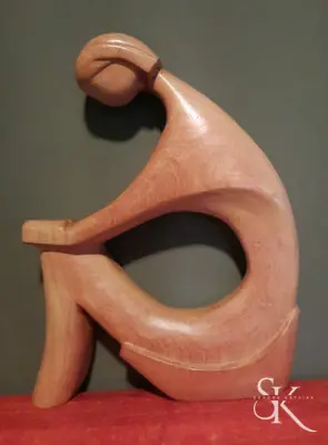 Figura abstracta sentada con un hueco central