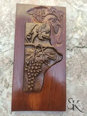 Racimo de uvas y hojas en relieve