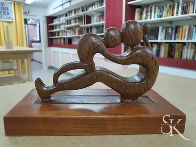Dos figuras abstractas enlazadas sobre una base