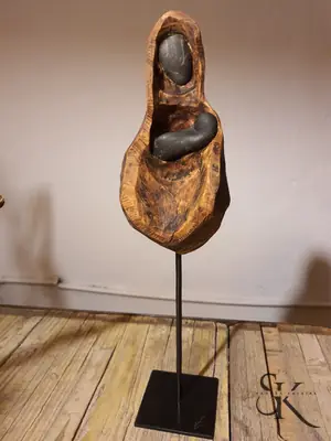 Forma orgánica de madera sobre una varilla