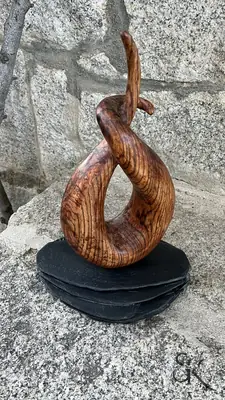 Forma de madera entrelazada sobre una base oscura