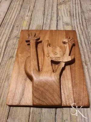 Figura con instrumentos musicales en relieve