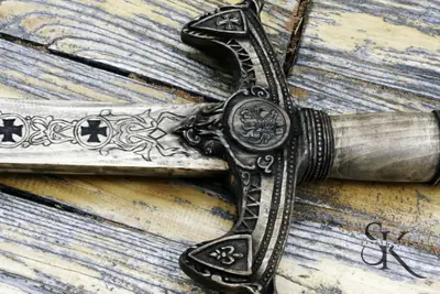 Detalle de una espada decorada