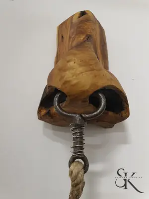 Forma orgánica de madera combinada con metal