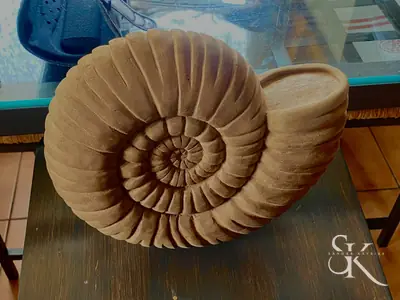 Concha en espiral tallada