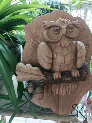 Búho tallado sobre una rama