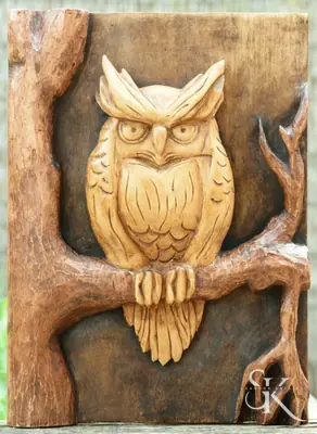 Búho claro tallado en relieve