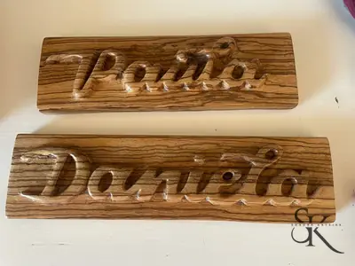 Dos letreros tallados con los nombres Paula y Daniela