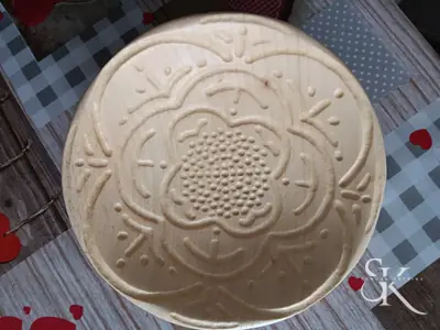 Plato circular con flor central tallada
