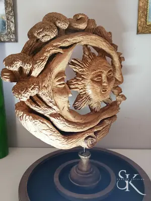 Sol y luna tallados sobre una peana