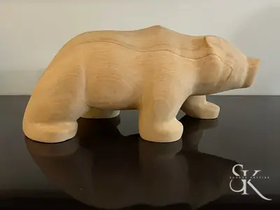Oso tallado en madera clara
