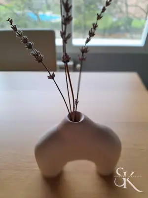 Recipiente de madera con ramas decorativas