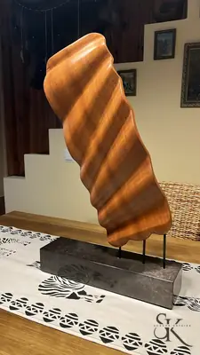 Escultura en espiral sobre varillas