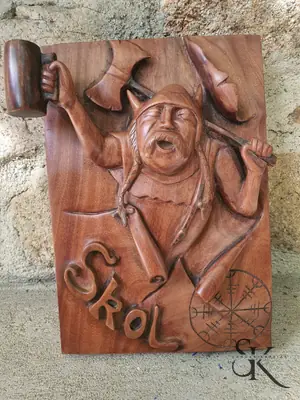 Figura con sombrero y brazos levantados en relieve