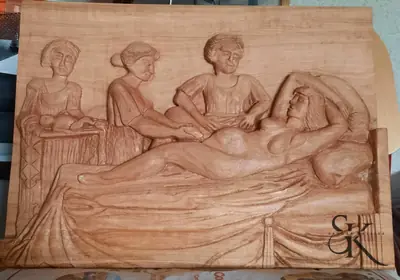 Relieve de figuras alrededor de una mesa