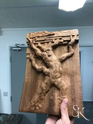 Árbol tallado en un panel vertical