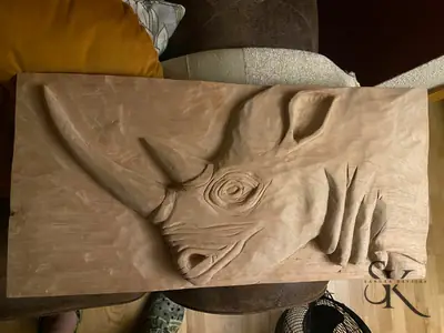 Cabeza de rinoceronte en relieve