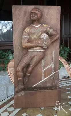 Figura sentada en un panel vertical