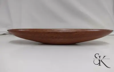 Fuente de madera vista de perfil