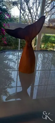 Cola de ballena tallada sobre una base