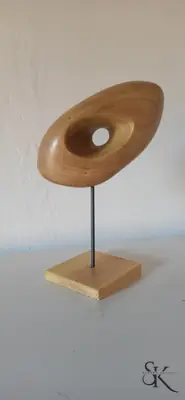 Disco inclinado con hueco sobre soporte metálico