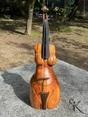 Escultura de madera con forma de instrumento de cuerda