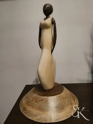 Figura estilizada sobre una base circular