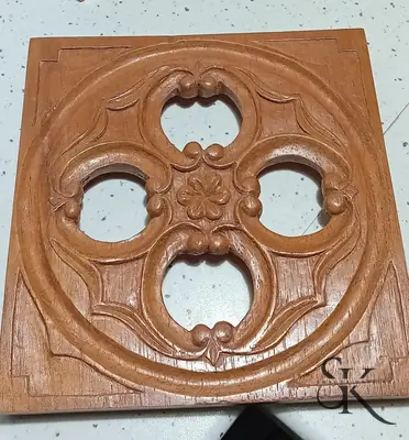 Ventana circular de madera con cuatro huecos