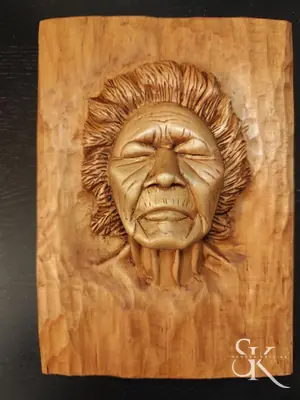Retrato de rostro en un panel de madera